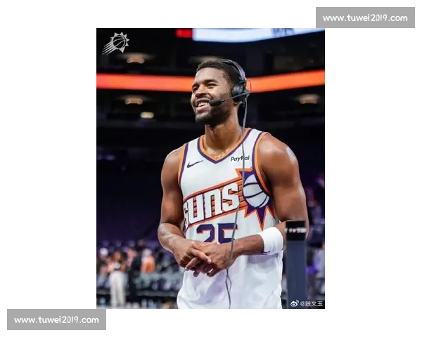 巴特勒武汉跨界挑战匹克球 运动天赋惊艳全场 巴特勒武汉跨界挑战匹克球 运动天赋惊艳全场