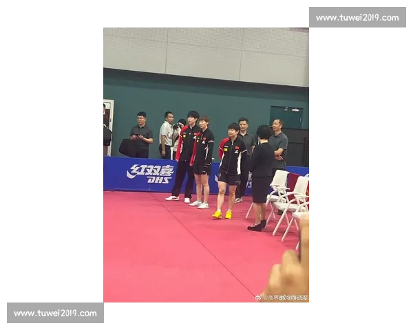 乒协主席王励勤率孙颖莎王曼昱王楚钦亮相 “旗帜杯” 开幕式